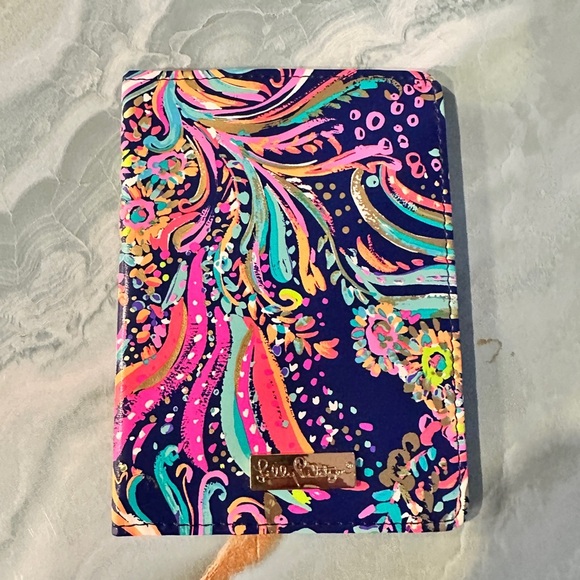 Lilly Pulitzer passport cover/holder/wallet NEW Paradise Found Beach Loot -NWT - Picture 3 of 4